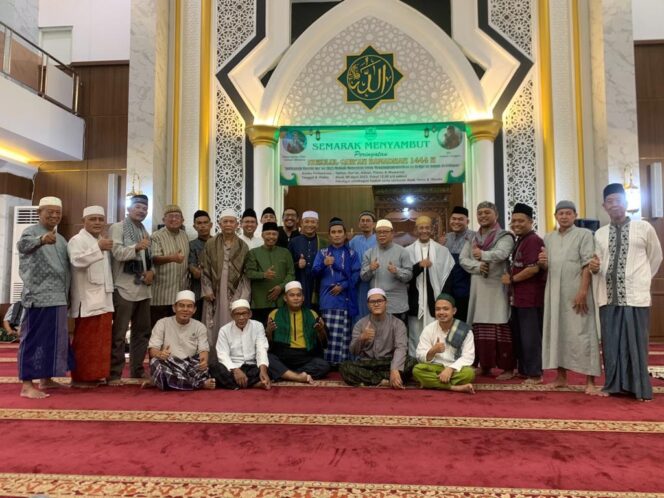 
 Panitia pelaksana dan DKM Masjid Al. Muhajirin Kavling Pemda Cibodas Kota Tangerang, Foto bersama usai kegiatan Peringatan Nuzulul Quran, Minggu (09/04/2023). Foto: DKM Masjid Al Muhajirin