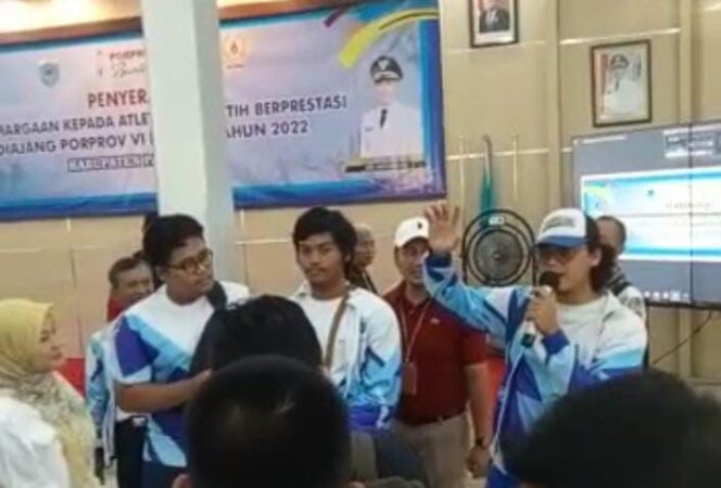 
 Perdebatan Atlet Pandeglang Peraih Medali pada Porprov Ke-IV Banten dengan sejumlah Pejabat Pemkab Pandeglang. Foto: istimewa. 