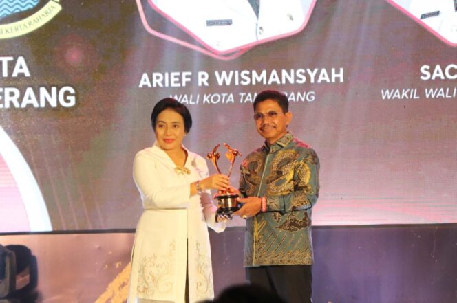 
 Menteri PPPA I Gusti Ayu Bintang Darmawati saat menyerahkan Penghargaan KLA kepada Wakil Walikota Tangerang, Sachrudin. Foto: Istimewa