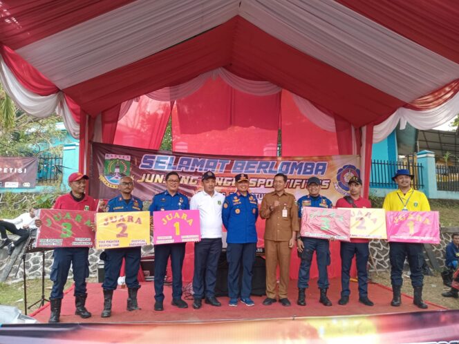 
 Kepala Pelaksana BPBD Kota Tangerang, H. Maryono Hasan Saat Menerima Juara 1 Kategori Fire Fighter Respons Time And Physical Endurance. Foto: Istimewa