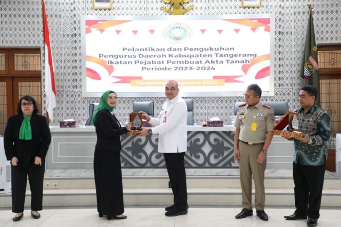 
 Bupati Tangerang, A. Zaki Iskandar saat menghadiri pelantikan dan pengukuhan pengurus daerah Ikatan Pejabat Pembuat Akta Tanah (IPPAT) Kabupaten Tangerang periode 2023-2024.Foto: Istimewa
