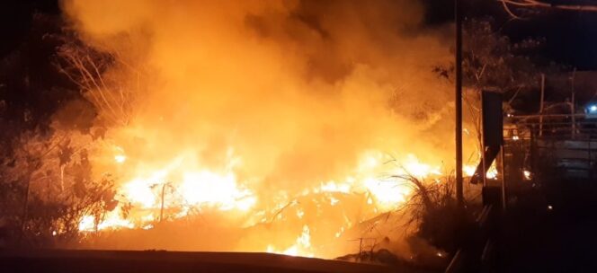 
 Api melahap habis Bekas Tempat Pembuangan Sampah Warga Periuk Jaya. Foto: Istimewa