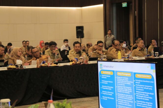
 Wali Kota Tangerang, Arief R Wismansyah saat Pemaparan penyusunan dokumen RPJPD tahun 2025–2045 Pemerintah Provinsi Banten. Foto: Humaspro