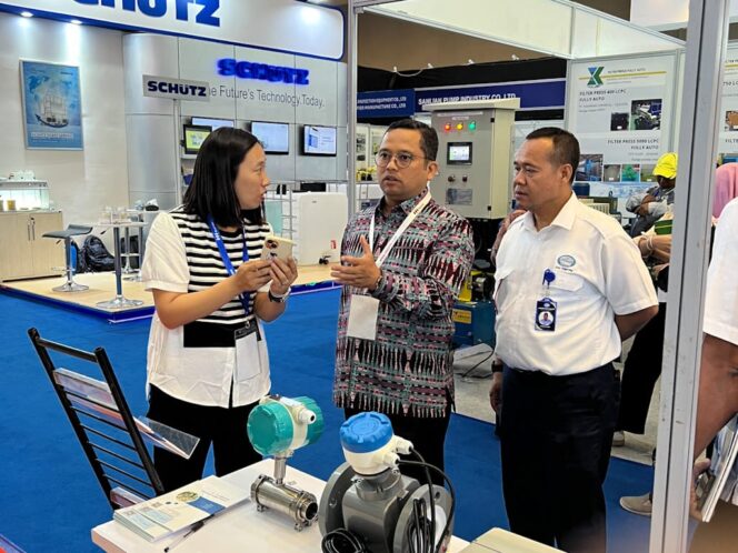 
 Wali Kota Tangerang, Arief R Wismansyah didampingi Dirut Perumda Tirta Benteng Kota Tangerang, Dodi Effendy jadi pada gelaran Indowater Exhibition di JIEXPO Jakarta. Foto: Istimewa