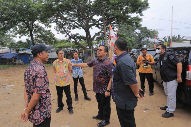 
 Walikota Tangerang, Arief R Wismansyah didampingi Kepala Dinas Perkimtan Sugiharto Achmad Bagdja Meninjau Pembangunan Sport Center Nambo Jaya. Foto: Istimewa
