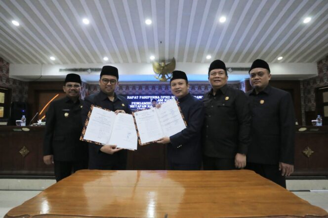 
 Walikota Tangerang, Arief R Wismansyah dan Wakil Walikota Tangerang, Sachrudin Hadiri Rapat Paripurna Penetapan Raperda Perubahan APBD Tahun 2023. Foto: Istimewa
