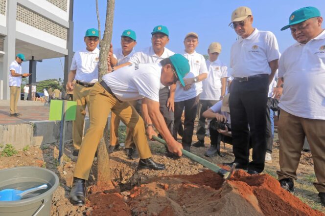 
 Wakil Walikota Tangerang, Sachrudin saat menanam Pohon di GOR Gondrong Kecamatan Cipondoh. Foto: Istimewa