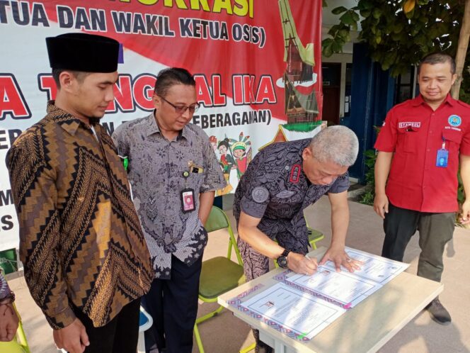 
 Penandatanganan MoU (Memorandum of Understanding) antara Kepala BNN Kota Tangerang, KombesPol. Ichlas Gunawan dengan Kepala Sekolah SMPN 31 Kota Tangerang dalam mewujudkan Sekolah BERSINAR. Foto: TangerangPos