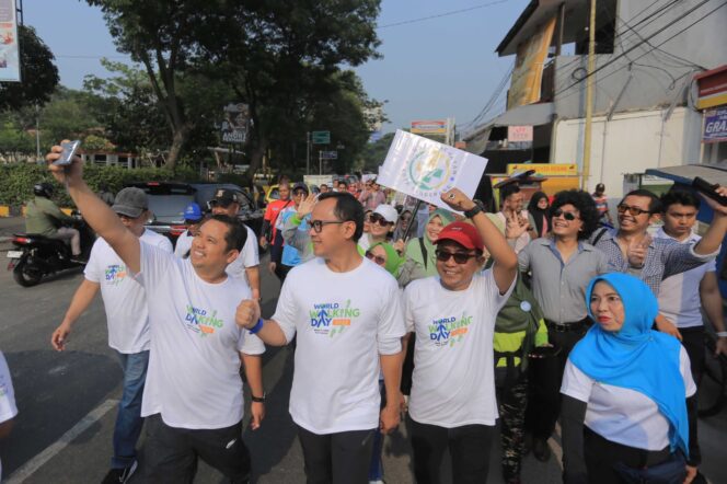 
 Walikota Tangerang, Arief Wismansyah, Ketua APEKSI, Bima Arya S dan Ketua DPRD Banten saat mengikuti World Walking Day 2023.Foto: Istimewa