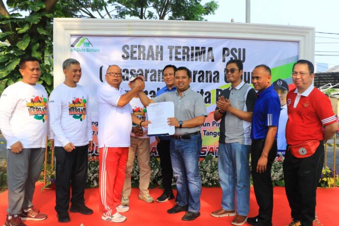 
 Walikota Tangerang Arief R Wismansyah didampingi Kepala Dinas Perkiraan,R.Sugiharto Bagdja saat Serah Terima PSU dari Duta Bintaro, Pinang. Foto: Istimewa
