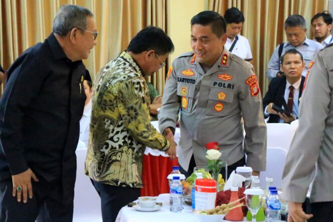 
 Wakil Walikota Tangerang, Sachrudin saat Menyalami Kapolda Metro Jaya, Irjen. Pol. Karyoto. Foto: Istimewa