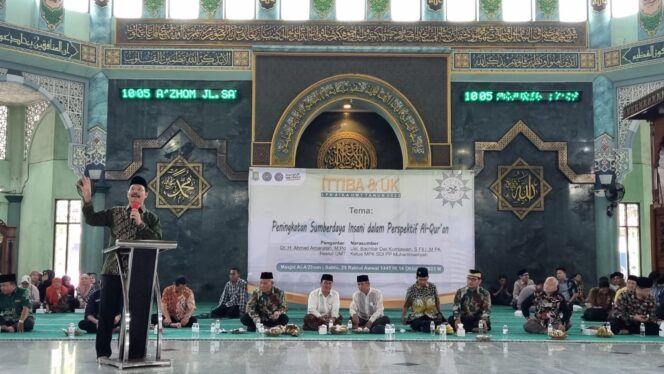 
 Rektor Universitas Muhammadiyah Tangerang (UMT), Ahmad Amarullah saat membuka Internalisasi Tauhid Islam Berkemajuan dan Bahasa Arab (ITTIBA) di Masjid Raya Al 'Azhom, Sabtu, (14/10/2023). Foto: Istimewa