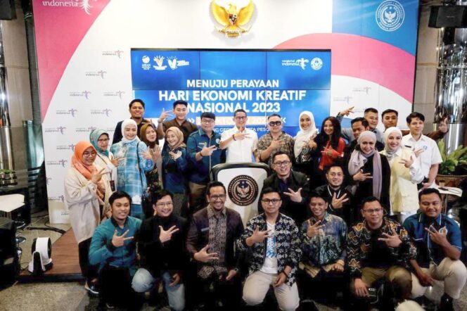 
 Menteri Pariwisata dan Ekonomi Kreatif, Sandiaga Salahuddin Uno bersama para pelaku Ekonomi Kreatif. Foto: Gekraf