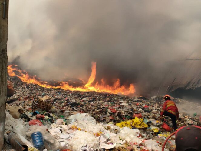 
 Petugas BPBD Kota Tangerang saat berjibaku memadamkan kobaran api di TPA Rawa Kucing. Foto: Istimewa