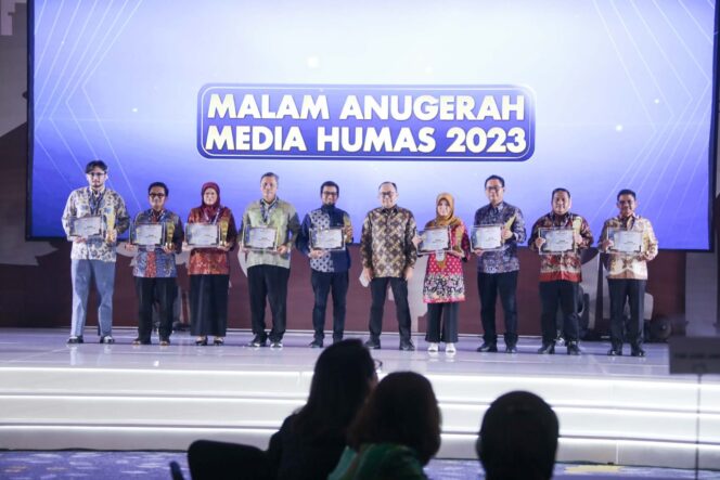 
 Wakil Walikota Tangerang, Sachrudin saat menerima penghargaan AMH 2023. Foto: ist