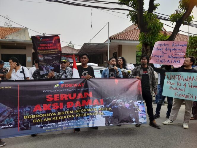 
 Forum Wartawan Tangerang (Forwat) saat menggelar aksi di depan Kantor Kesbangpol Kota Tangerang. Foto: Forwat