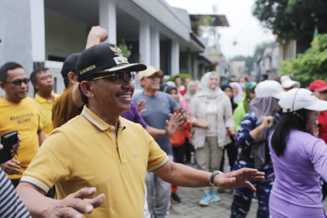 
 Wakil Wali Kota Tangerang, H. Sachrudin,  saat senam jantung sehat bersama warga Uwung Jaya, (05/11). Foto: Ist