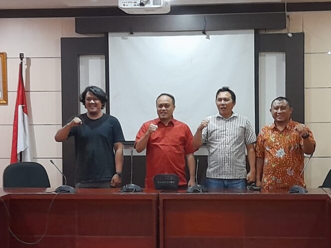 
 Ketua FPTI Kota Tangerang, Tengku Iwan HP beserta jajaran pengurus saat Konferensi Pers Persiapan Kejurnas Panjat Tebing. Foto: Bule