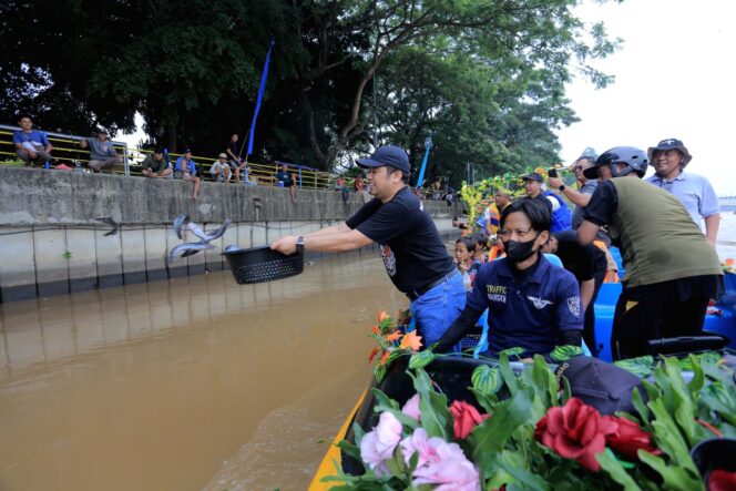 
 Wali Kota Tangerang Arief R Wismansyah Saat Menebar Ikan Lele di Cisadane. Foto: ist