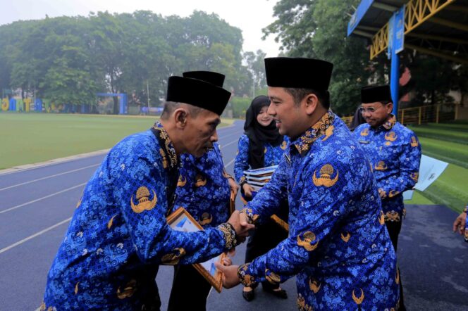 
 Walikota Tangerang Arief R Wismansyah didampingi Wakil Walikota Tangerang Sachrudin saat Apel HUT KORPRI. Foto: ist