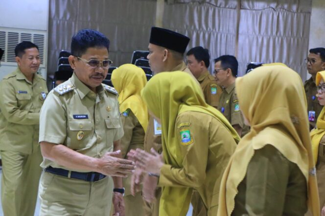 
 Wakil Walikota Tangerang Sachrudin saat Menyalami Pengawas Sekolah yang baru saja dilantik. Foto: ist