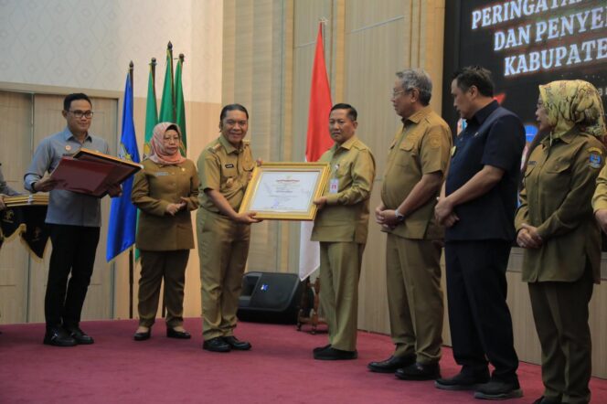 
 Sekretaris Daerah Kota Tangerang Herman Suwarman saat menerima Penghargaan predikat peringkat pertama kabupaten/kota peduli Hak Asasi Manusia (HAM) tahun 2022 dari Pj. Gubernur Banten. Foto: ist