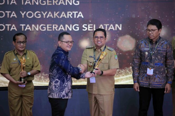 
 Walikota Tangerang Arief R Wismansyah saat menerima penghargaan dari Kemendagri sebagai Kota Terinovatif. Foto: istimewa 