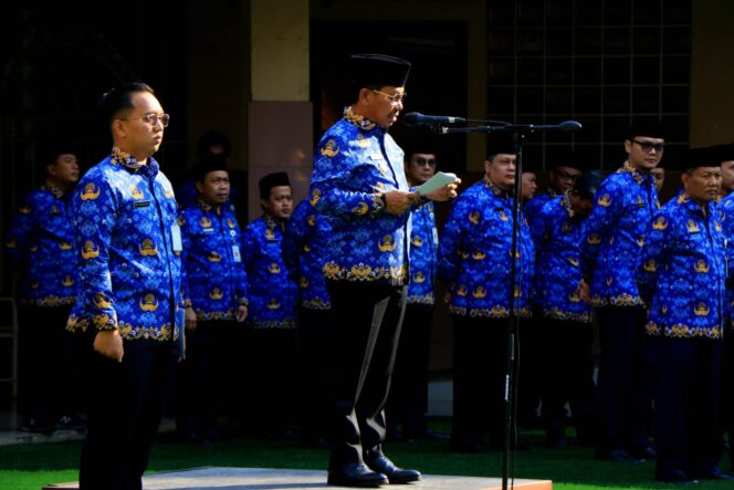 
 Wakil Wali Kota Tangerang, H. Sachrudin, saat memimpin apel pagi pegawai dalam rangka Peringatan Hari Bela Negara, yang berlangsung di Gedung Pusat Pemerintahan Kota Tangerang, Senin (18/12). Foto: ist