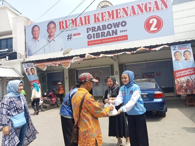 
 Relawan Rumah Kemenangan Prabowo-Gibran Provinsi Banten saat membagikan paket Makan Siang Gratis kepada masyarakat yang melintas. Foto: TangerangPos 