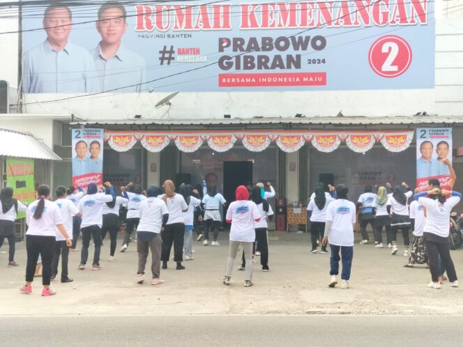 
 Emak-emak antusias mengikuti senam gemoy yang dilaksanakan secara rutin setiap hari Sabtu di Rumah Kemenangan Prabowo-Gibran Provinsi Banten, Bunderan Ciceri Kota Serang. Foto: TangerangPos 