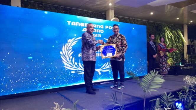 
 Bupati Tangerang Periode 2013-2023 Ahmed Zaki Iskandar saat menerima Penghargaan Lifetime Achievement 'Bapak Pembangunan Kabupaten Tangerang ' pada Malam Anugerah TangerangPos Award 2023. Foto : TangerangPos 