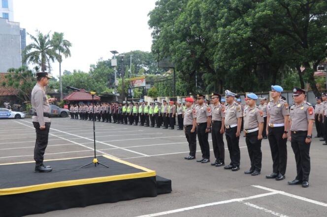 
 Kapolres Metro Tangerang Kota, Kombes Pol Zain Dwi Nugroho saat memimpin Upacara Kenaikan Pangkat di Halaman Mapolres Metro Tangerang Kota. Foto: Ist
