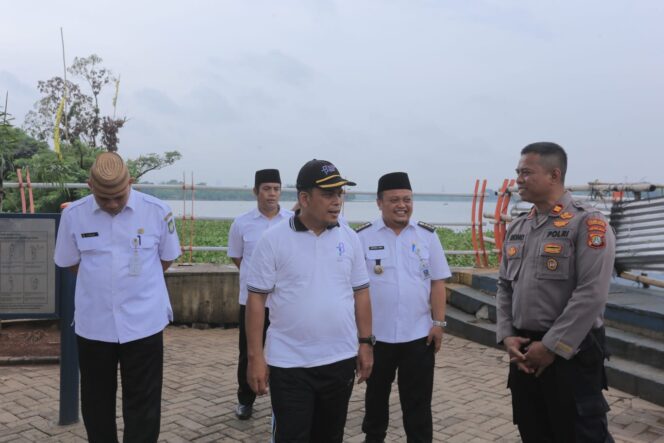 
 Pj. Walikota Tangerang Dr. Nurdin, S.Sos.,M.Si saat Meninjau akses jalan menuju Asrama Haji Cipondoh. Foto: ist