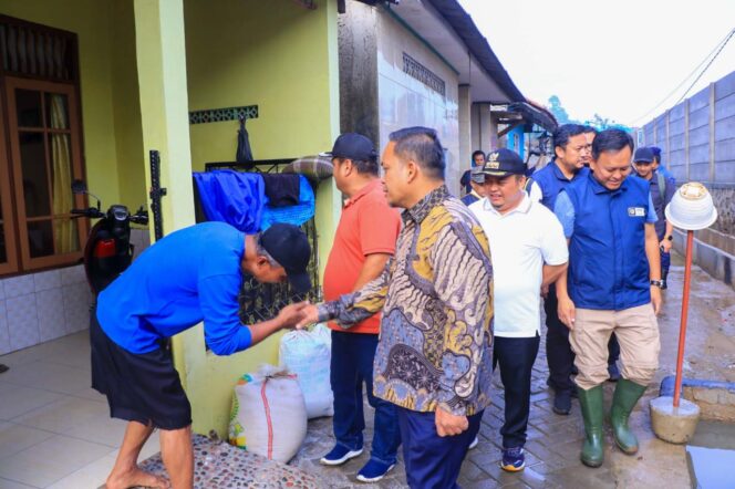 
 Pj. Wali Kota Tangerang, Dr.Nurdin,S.Sos.,M.Si saat mengunjungi warga terdampak genangan. Foto: ist