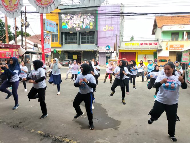 
 Ratusan Emak-emak ikuti Senam Gemoy di Rumah Kemenangan Prabowo-Gibran Provinsi Banten. Foto: TangerangPos 