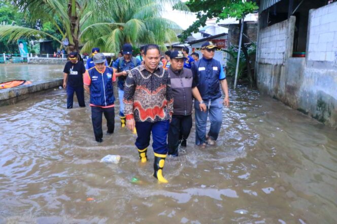 
 Pj Wali Kota Tangerang , Dr.Nurdin,S.Sos.,M.Si saat meninjau lokasi banjir, Kelurahan Petir, Kecamatan Cipondoh, Kota Tangerang, Minggu (7/1/2024).  Foto: Humaspro 