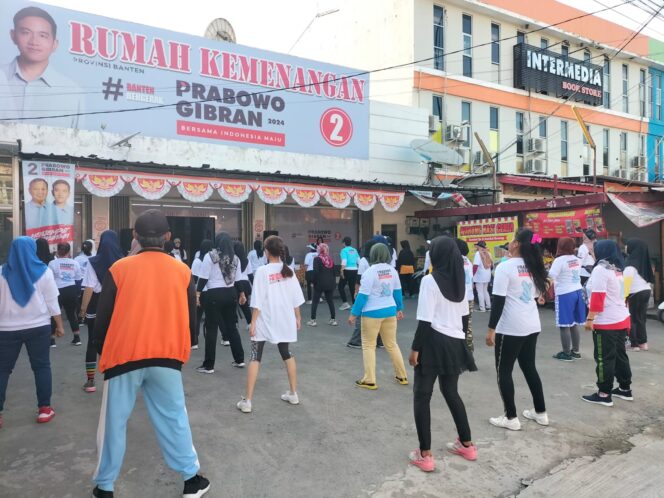 
 Ratusan masyarakat saat mengikuti Senam Gemoy di Halaman Rumah Kemenangan Prabowo-Gibran Provinsi Banten. Foto: TangerangPos 