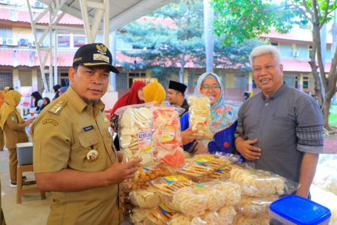 
 Penjabat (Pj) Wali Kota Tangerang, Nurdin saat meninjau bazar UMKM yang berlangsung setiap Senin pagi di Pusat Pemerintahan (Puspem) Kota Tangerang. Foto: HumasPro