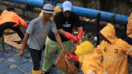 Koordinator Koalisi Aktivis Lingkungan Hidup Tangerang (Kalung), Ade Yunus saat Aksi Bebersih Kali Ledug Periuk. Foto: Tyo