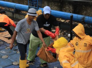 Koordinator Koalisi Aktivis Lingkungan Hidup Tangerang (Kalung), Ade Yunus saat Aksi Bebersih Kali Ledug Periuk. Foto: Tyo