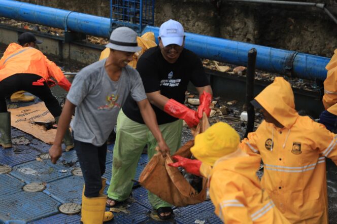 
 Koordinator Koalisi Aktivis Lingkungan Hidup Tangerang (Kalung), Ade Yunus saat Aksi Bebersih Kali Ledug Periuk. Foto: Tyo