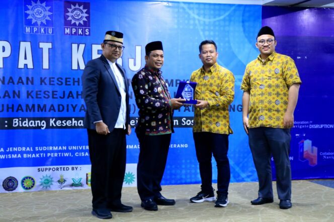 
 Ketua MPKU Dan MPKS Pimpinan Daerah Muhammadiyah Kota Tangerang Alpan Habibi saat Memberikan Plakat Kepada Pj. Wali Kota Tangerang, Dr.Nurdin,S.Sos.,M.Si. Foto: Ist