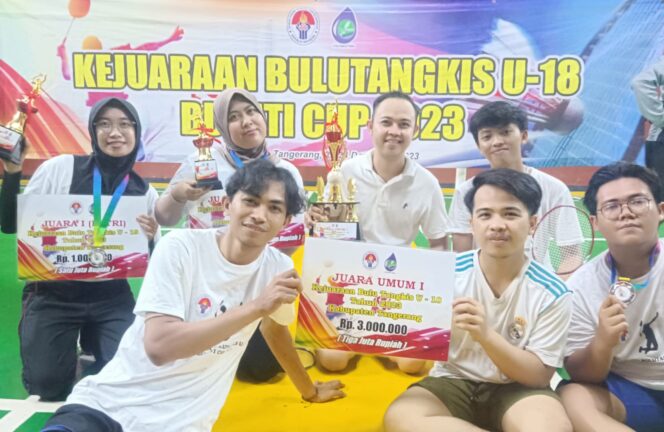
 Para atlit bibit muda PB Cisadane yang berhasil meraih juara umum Kejuaraan Olahraga Bulutangkis U-18 Bangsasuci dan KEMENPORA. Foto: TangerangPos 