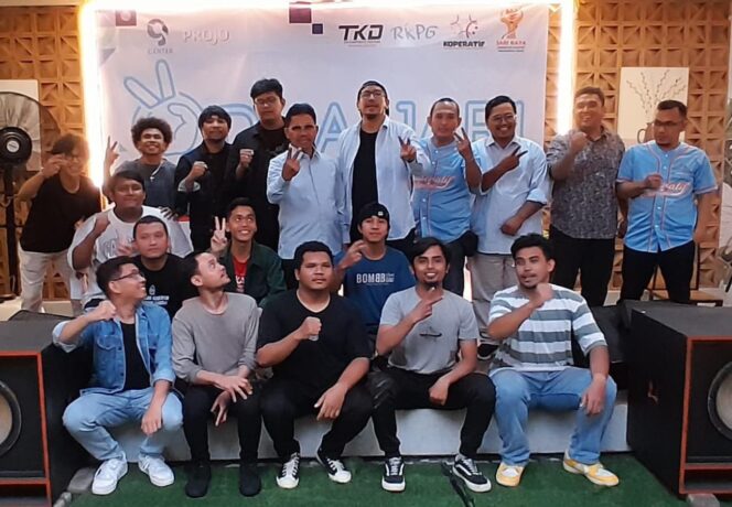 
 Wakil Wali Kota Tangerang Periode 2013 - 2023 Sachrudin Foto bersama Peserta Dua Jari Stand Up Comedy Competition Kota Tangerang. Foto: TangerangPos 
