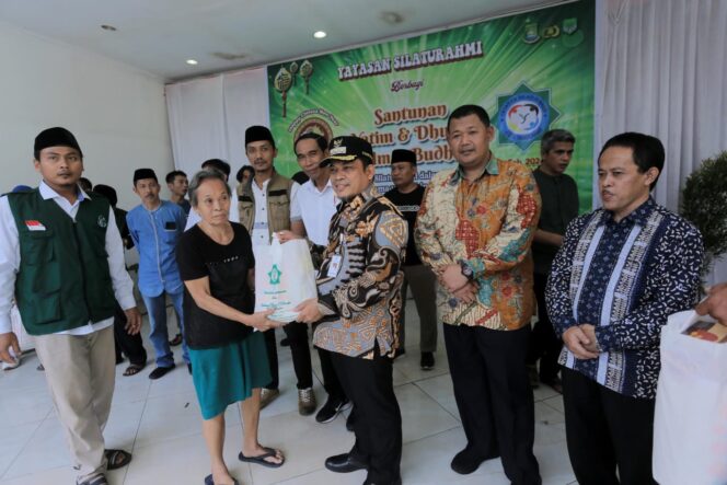 
 Pj. Wali Kota Tangerang Nurdin didampingi Camat Neglasari saat memberikan Paket Beras pada acara Bhakti Sosial Yayasan Silaturahmi. Foto: ist