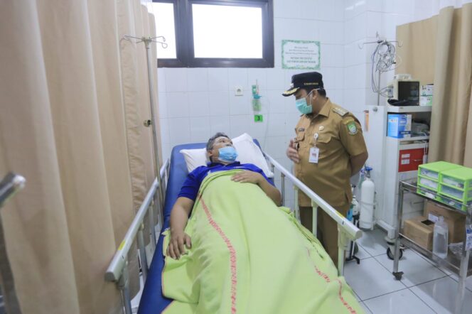 
 Pj Wali Kota Tangerang Nurdin saat mengurus salah satu warga terkena dampak kebocoran gas pabrik es. Foto: ist