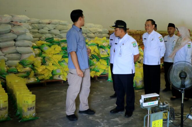 
 Pj. Wali Kota Tangerang Nurdin Saat Mengunjungi Perum Bulog Kantor Cabang Tangerang, Kecamatan Periuk, Rabu (21/2). Foto: Iat