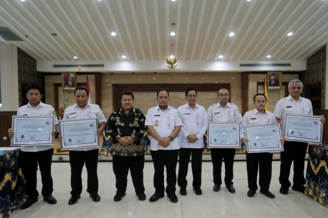 
 Pj. Wali Kota Tangerang Nurdin bersama Para Peraih Penghargaan Ombudsman Award. Foto: ist
