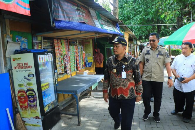 
 Pj. Wali Kota Tangerang Dr Nurdin, S.Sos.,M.Si saat Mengunjungi Kampung Kuliner RW 017 Uwung Jaya Cibodas Kota Tangerang. Foto: ist