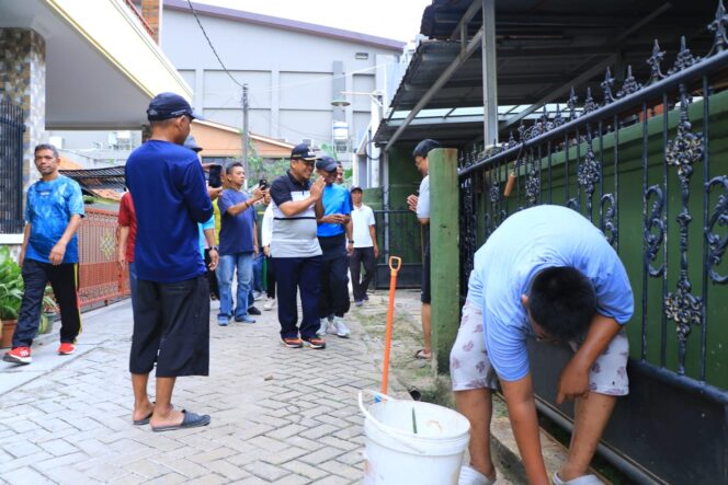 
 Pj Wali Kota Tangerang Dr Nurdin, S.Sos.,M.Si saat Menyapa Warga Yang tengah Kerja Bhakti. Foto: ist